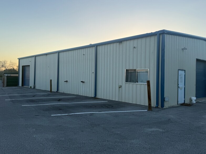 More Photos Of 701 Eagle Creek Dr, Floresville Specialty For Lease