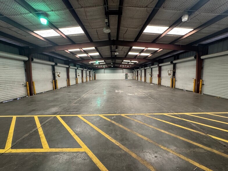 More Photos Of 7900 Greenwood Rd, Shreveport Warehouse For Lease