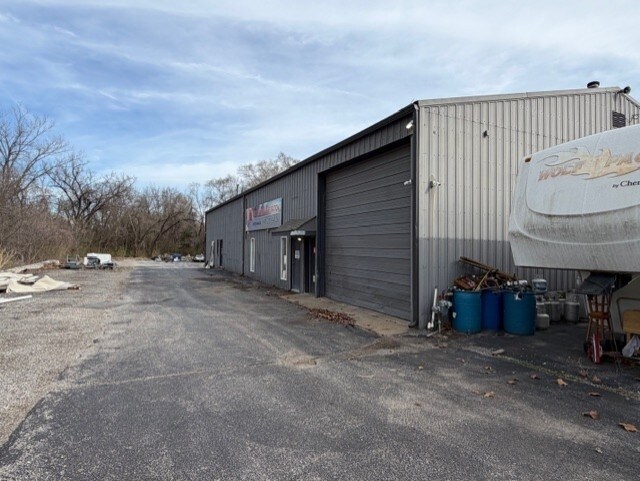 More Photos Of 10139 Kaw Dr, Edwardsville Warehouse For Lease