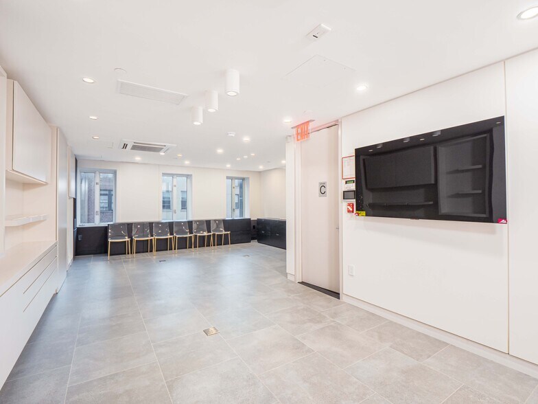 More Photos Of 108 E 60th St, New York Storefront Retail Office For Sale