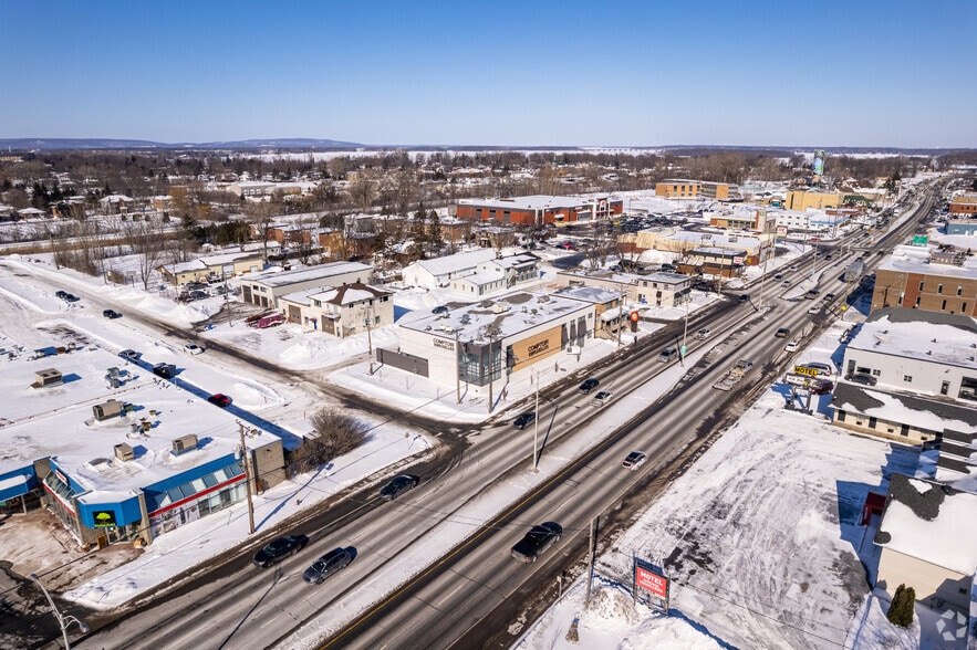 More Photos Of 297-333 Boul Harwood, Vaudreuil-dorion Flex For Sale
