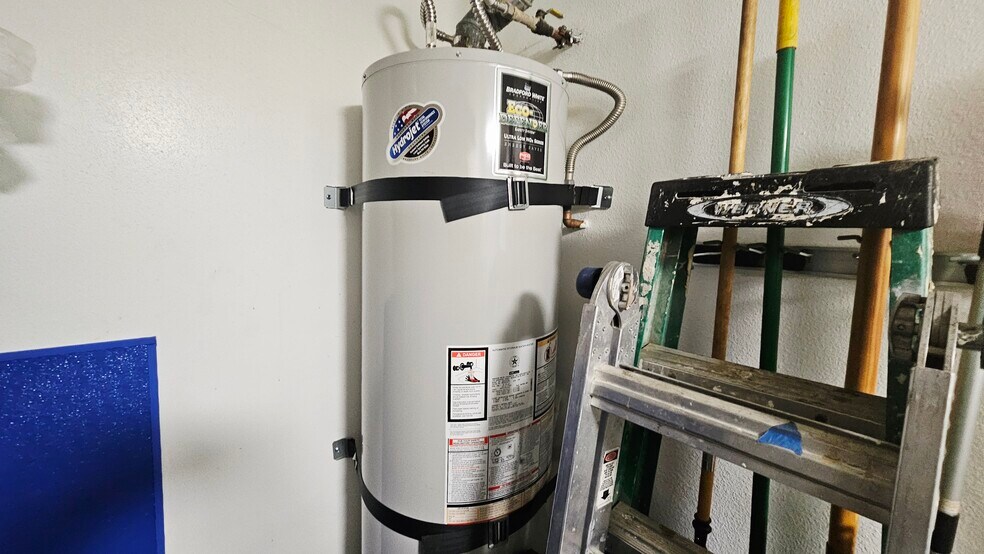 More Photos Of 306-308 Roberts Ln, Bakersfield Storefront Retail Residential For Sale