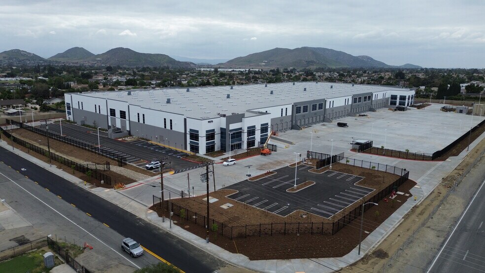 Primary Photo Of 19275 Slover Ave, Bloomington Warehouse For Lease