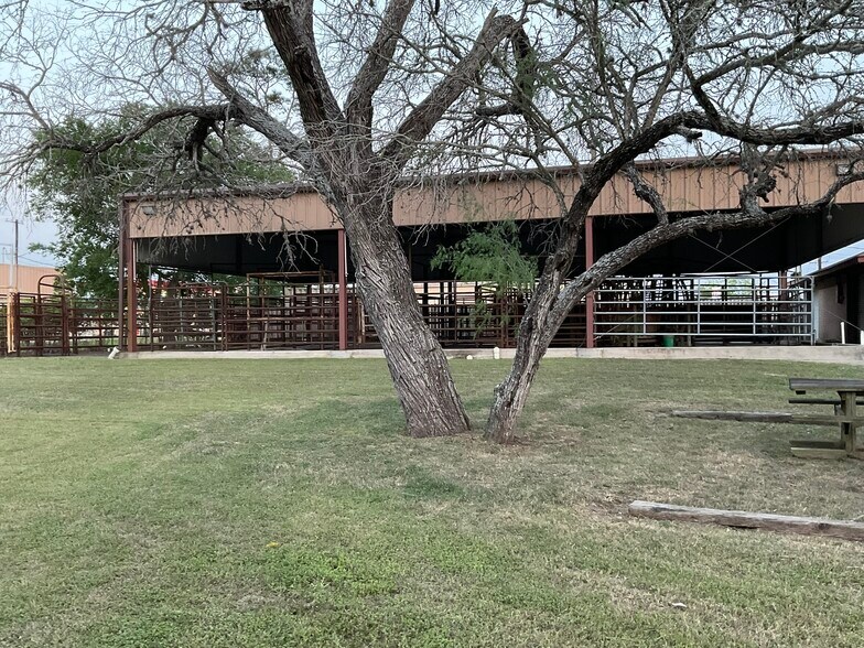 More Photos Of 1310 W Grand Ave, Yoakum Veterinarian Kennel For Sale