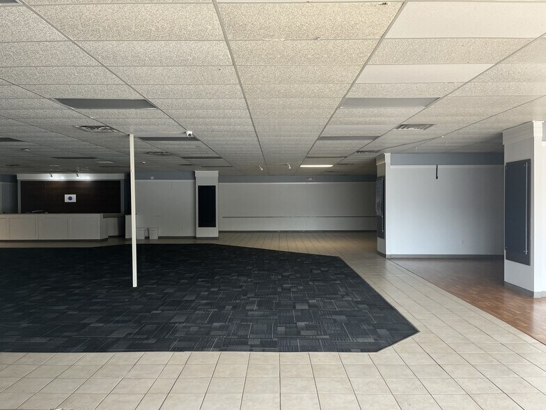 More Photos Of 304 W Jefferson St, Quincy Freestanding For Sale