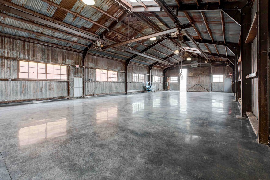 More Photos Of 2503 N Ontario St, Burbank Showroom For Lease