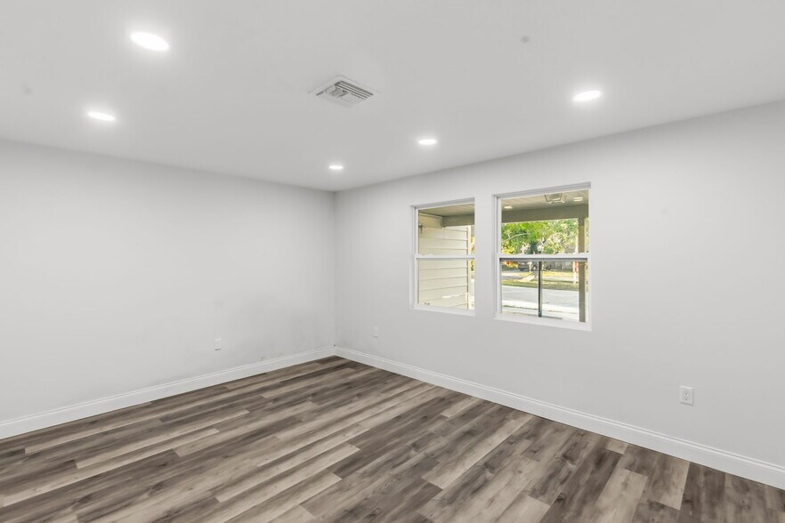 More Photos Of 2726 6th Ave W, Bradenton Serviced Offices For Sale