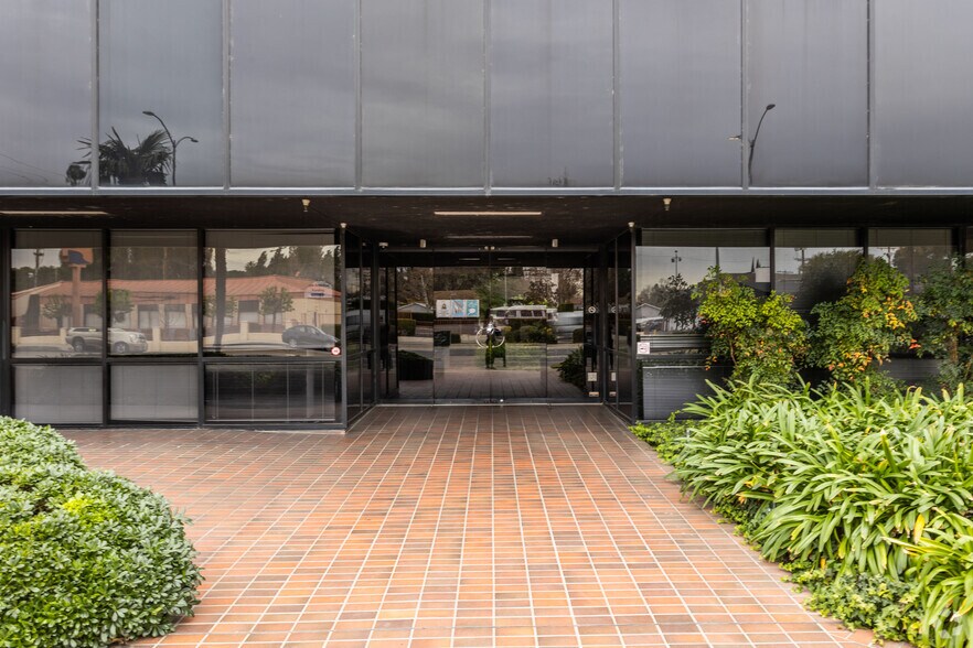 More Photos Of 16600 Sherman Way, Van Nuys Office For Lease