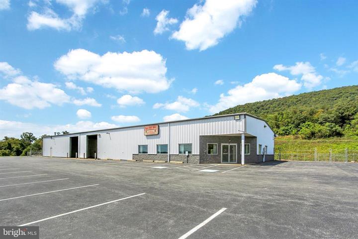 More Photos Of 57 W Shortcut Rd, Newport Showroom For Sale