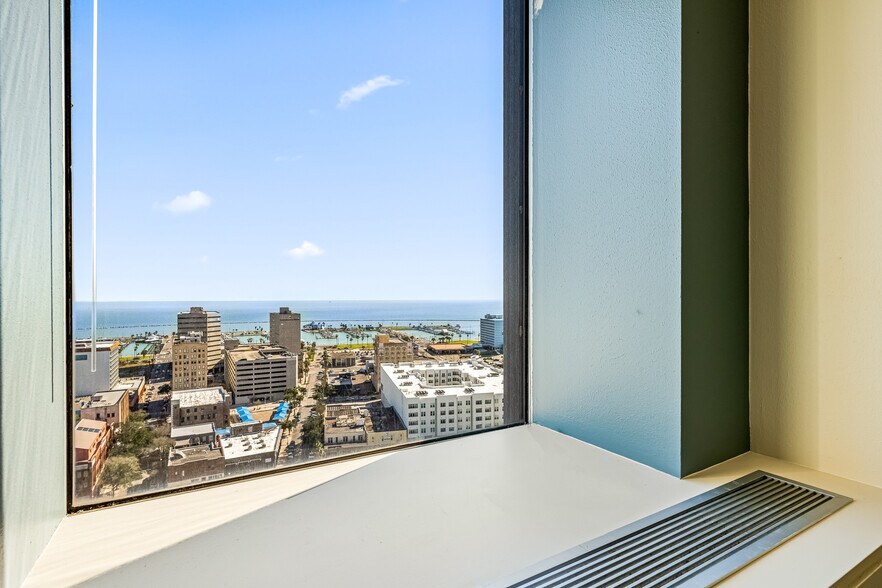 More Photos Of 615 N Upper Broadway St, Corpus Christi Office For Sale