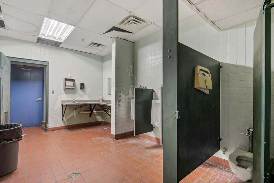 More Photos Of 3036 Gillespie St, Fayetteville Manufacturing For Lease