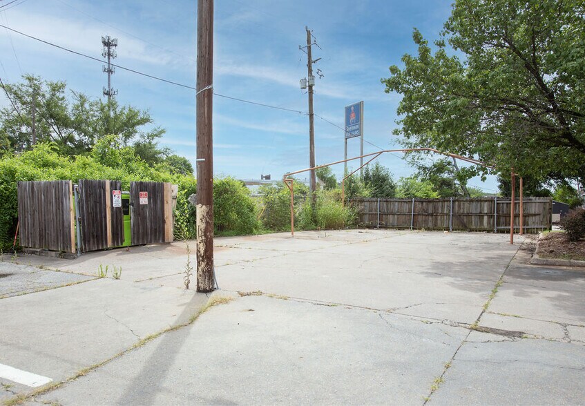 More Photos Of 9500 N Rodney Parham Rd, Little Rock Freestanding For Sale