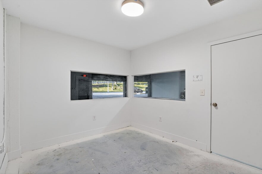 More Photos Of 500 W Flagler St, Miami Manufacturing For Lease