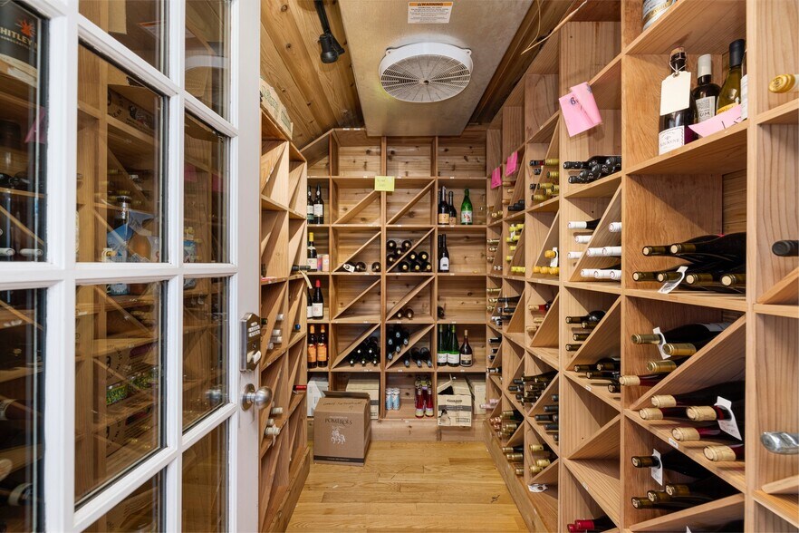 More Photos Of 14 Narragansett Ave, Jamestown Restaurant For Lease