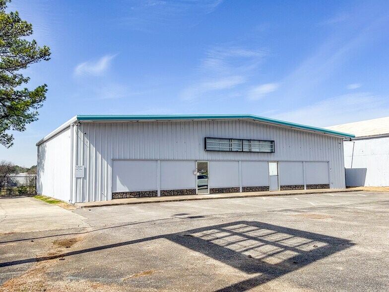 More Photos Of 3105 Memorial Pky NW, Huntsville Warehouse For Sale