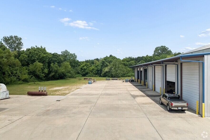 More Photos Of 12050 Proctor St, Houston Warehouse For Lease