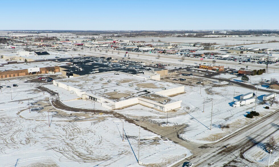 More Photos Of 1607 36th St, Peru General Retail For Sale