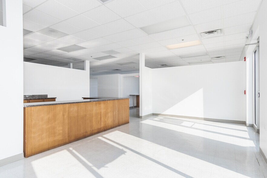 More Photos Of 691 Collins St, Joliet Storefront Retail Office For Lease