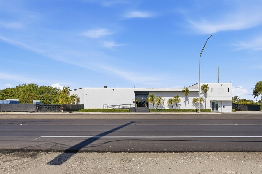 More Photos Of 22790 S Dixie Hwy, Miami Showroom For Lease