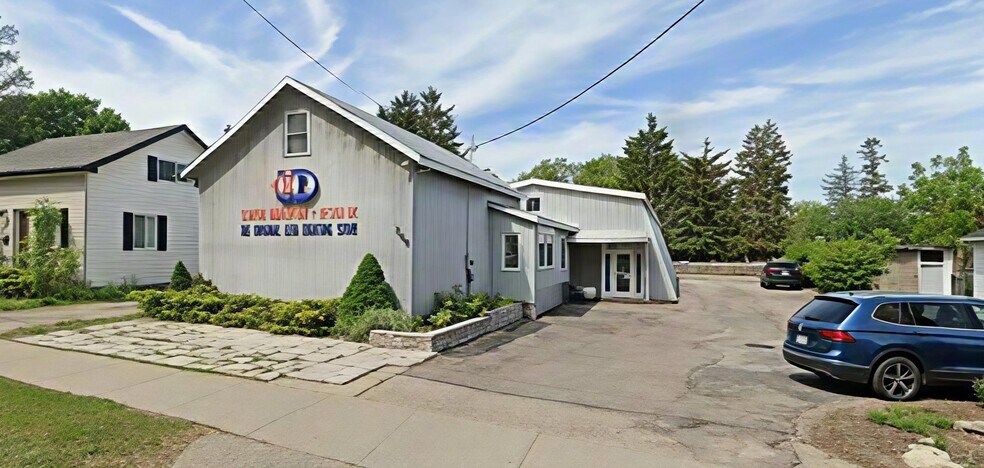 More Photos Of 549 Lancaster St W, Kitchener Freestanding For Lease