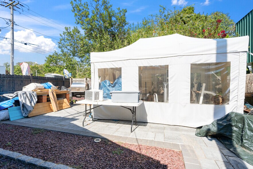 More Photos Of 20 Ackerson St, Bay Shore Freestanding For Sale