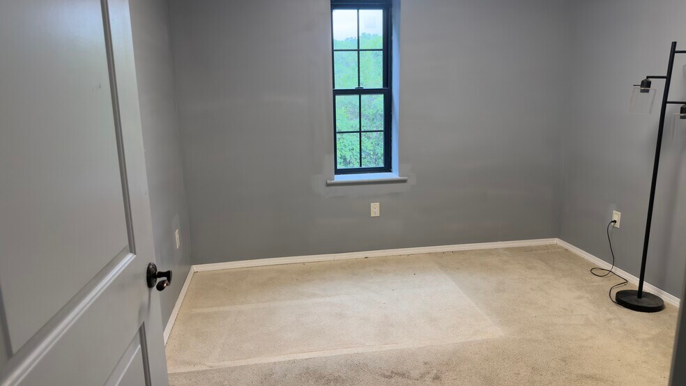 More Photos Of 2800 Delano St, Pensacola Warehouse For Lease