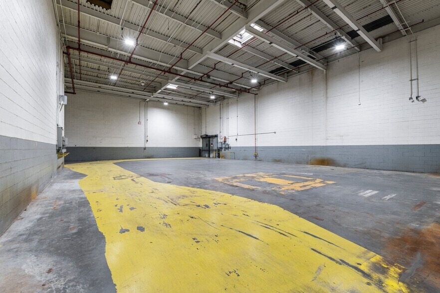 More Photos Of 327 Lewis St, Oxford Distribution For Lease