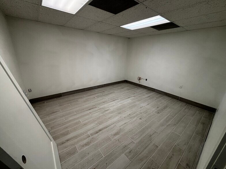 More Photos Of 1715 Independence Blvd, Sarasota Light Distribution For Lease