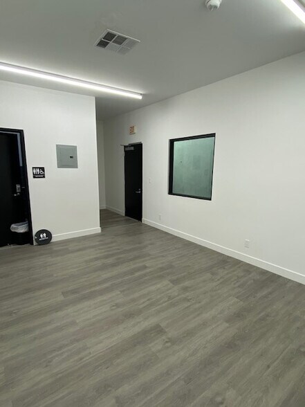 More Photos Of 917 W Compton Blvd, Compton Storefront Retail Office For Lease