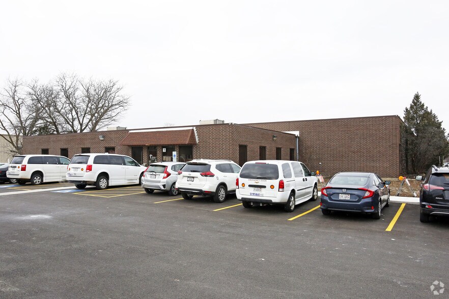 More Photos Of 2302-2320 Wisconsin St, Downers Grove Warehouse For Lease