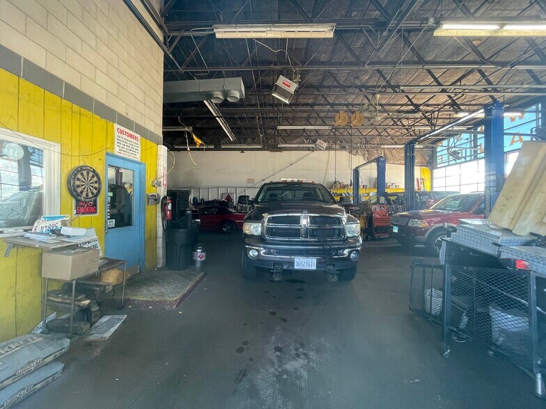 More Photos Of E Northwest Hwy, Arlington Heights Auto Dealership For Lease