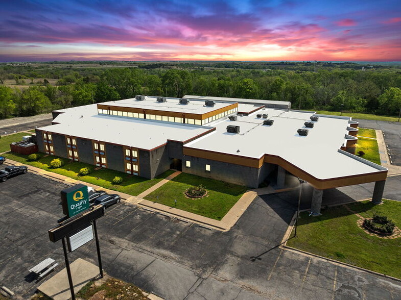 Primary Photo Of 3232 N Summit St, Arkansas City Hotel For Sale