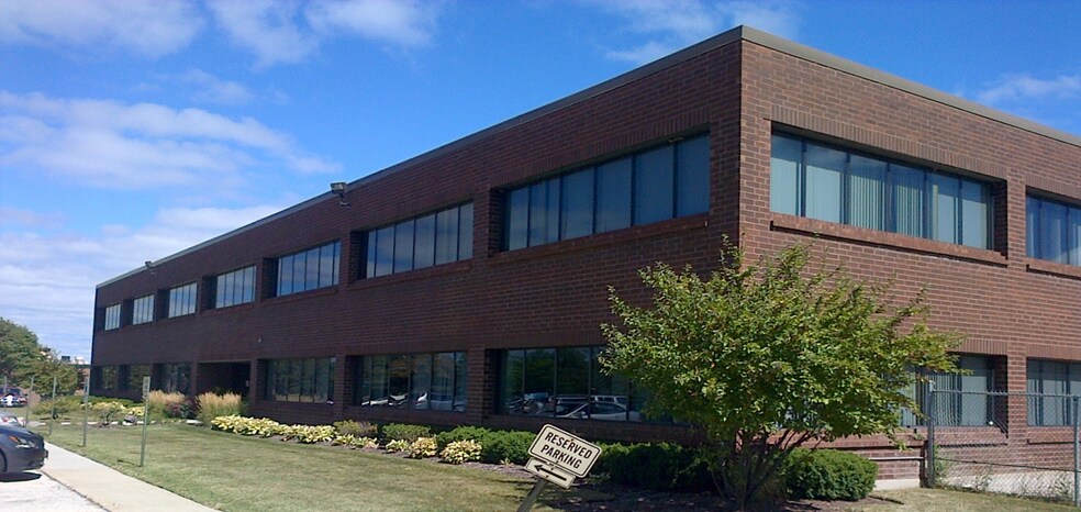 Primary Photo Of 621 Busse Rd, Bensenville Warehouse For Lease