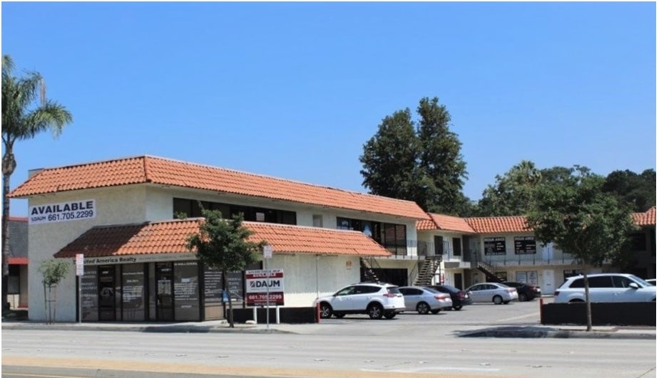 More Photos Of 22916 Lyons Ave, Santa Clarita Storefront Retail Office For Lease