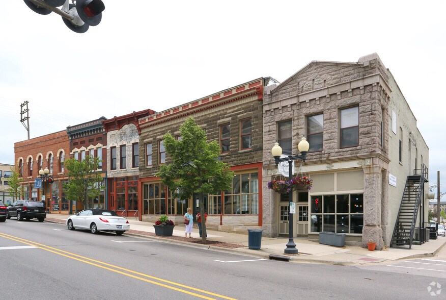 More Photos Of 221-223 E State St, Rockford Storefront Retail Residential For Lease