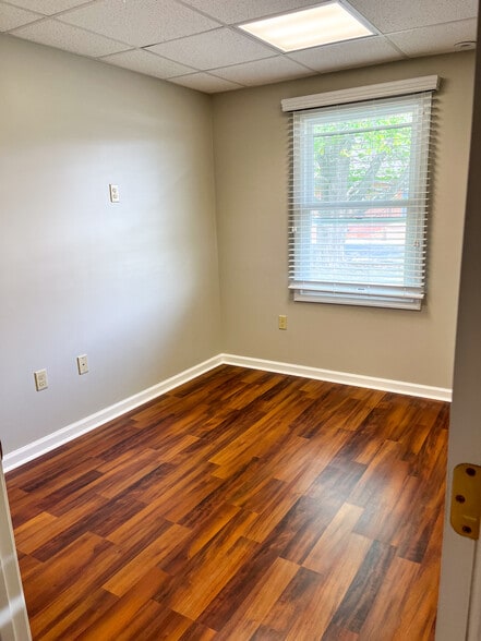 More Photos Of 609 Dutchmans Ln, Easton Office For Sale