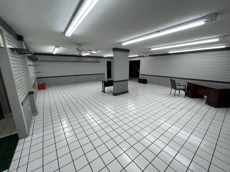 More Photos Of 433 S Main St, Swainsboro Showroom For Sale