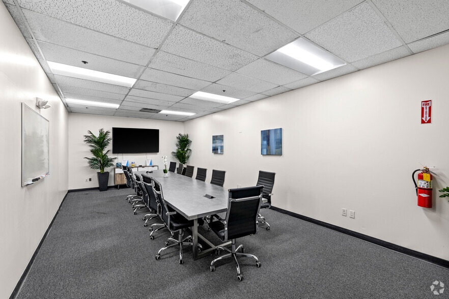 More Photos Of 21350 Lassen St, Chatsworth Warehouse For Lease