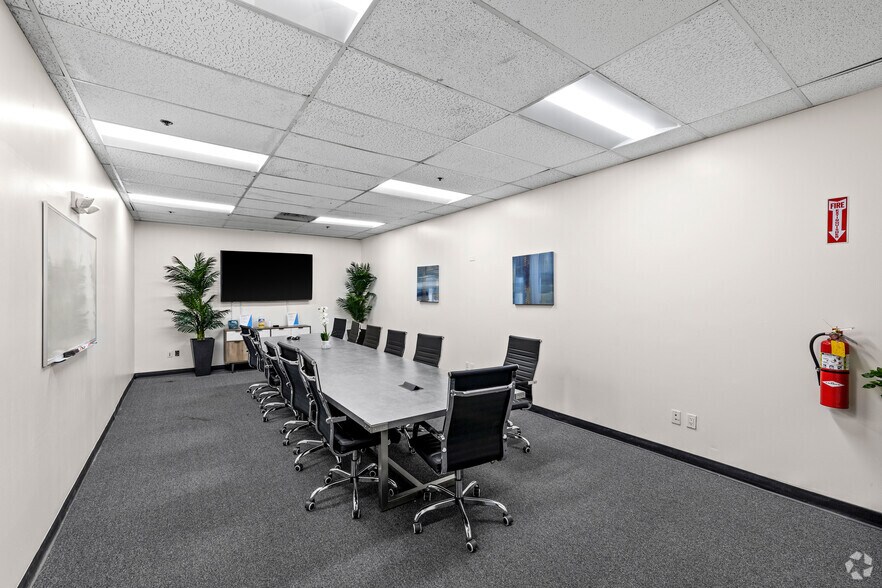 More Photos Of 21350 Lassen St, Chatsworth Warehouse For Lease