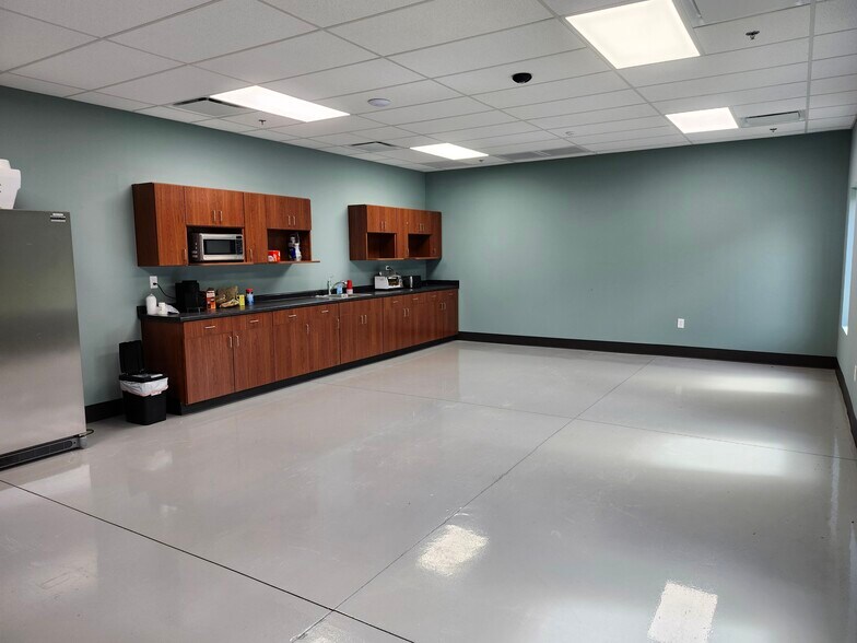 More Photos Of 528 Sunbury Rd, Midway Warehouse For Lease