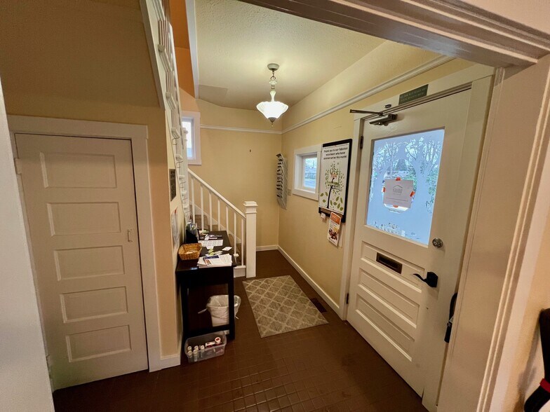 More Photos Of 252 NW 4th Ave, Canby Office For Sale