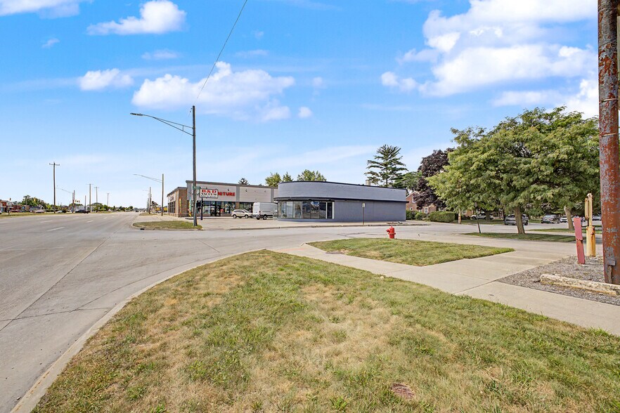 More Photos Of 14222 Fort St, Southgate General Retail For Lease