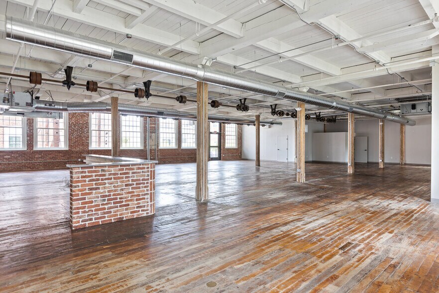 More Photos Of 205 Manufacturers Rd, Chattanooga General Retail For Lease