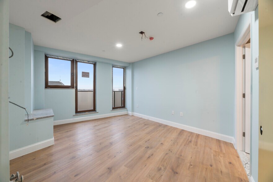 More Photos Of 14 Olive St, Brooklyn Hotel For Lease