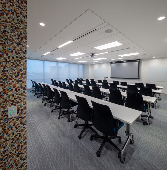 More Photos Of 1401 McKinney St, Houston Office For Lease