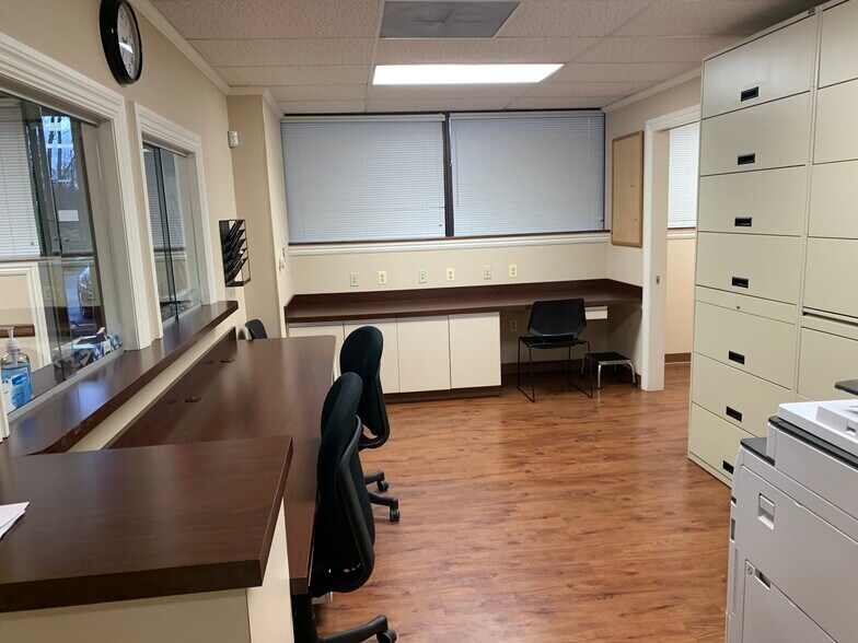 More Photos Of 8 Quakerbridge Plz, Hamilton Office For Sale