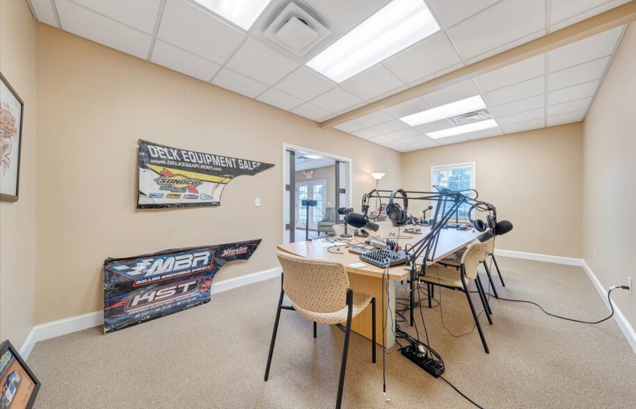 More Photos Of 1101-1109 Electric Rd, Salem Medical For Lease