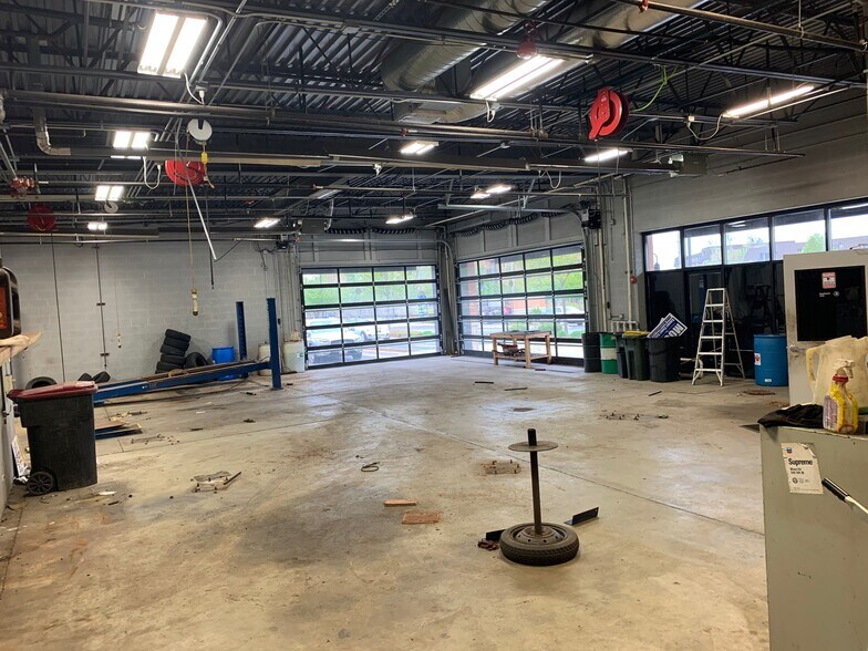 More Photos Of 313 S Schmale Rd, Carol Stream Freestanding For Lease