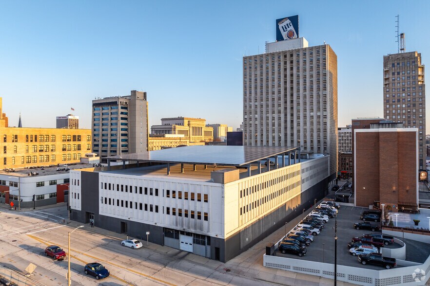 More Photos Of 633 W Wisconsin Ave, Milwaukee Office For Sale