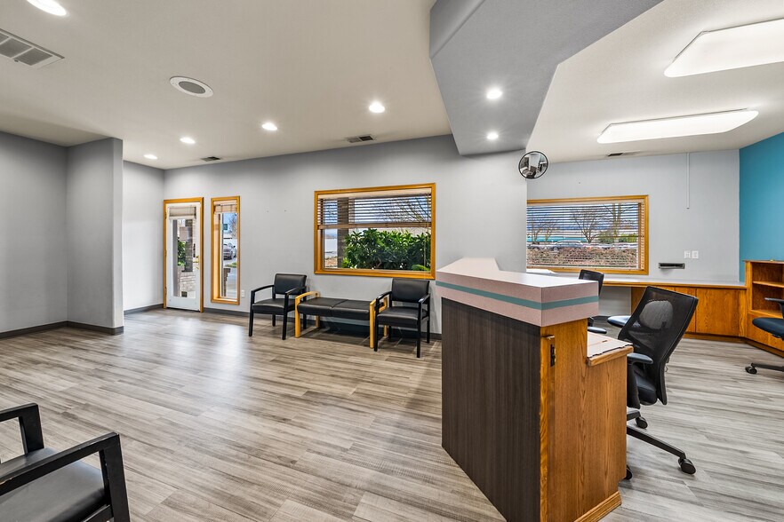 More Photos Of 925 Town Centre Dr, Medford Medical For Lease